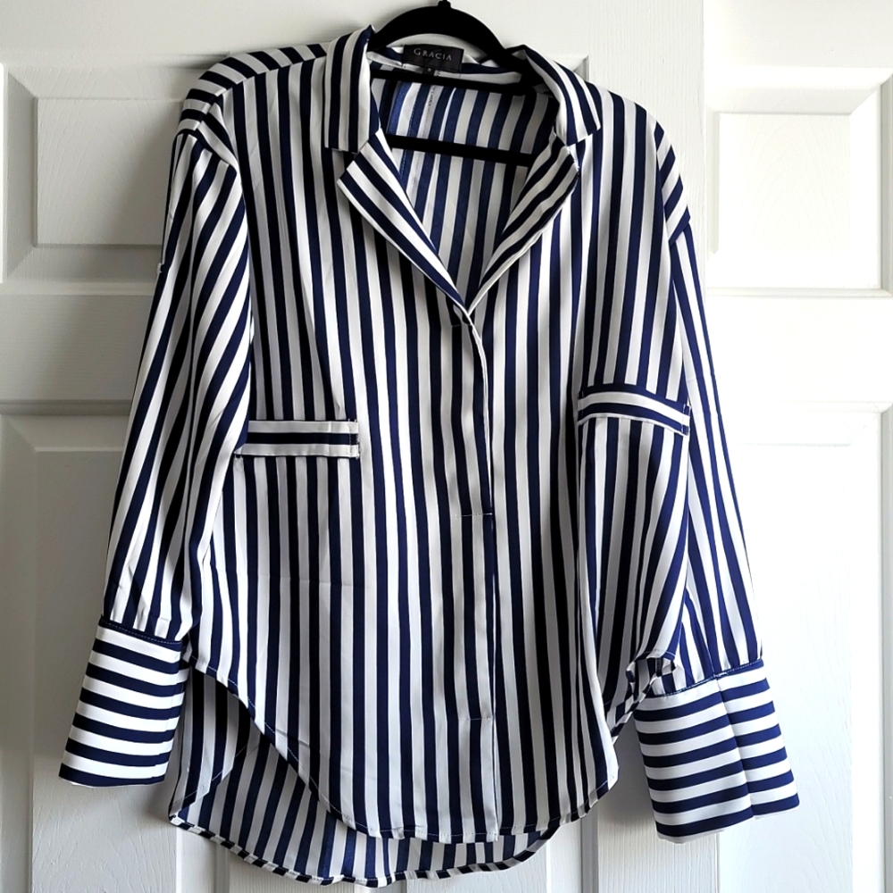 Gracia navy and white flowy striped top, S